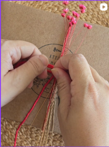 Post de mãos de artesã trabalhando